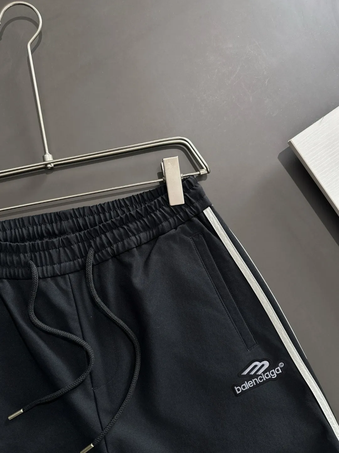 The next day shipped P195 Balenciaga 2026 summer New Arrival elastic casual pants, counter custom fabric Breathable high comfort, impeccable details, brand elements design concept, reflecting high quality. The hand feels delicate and soft! Casual cuts and awesome upper body! Sizes: S-3XL